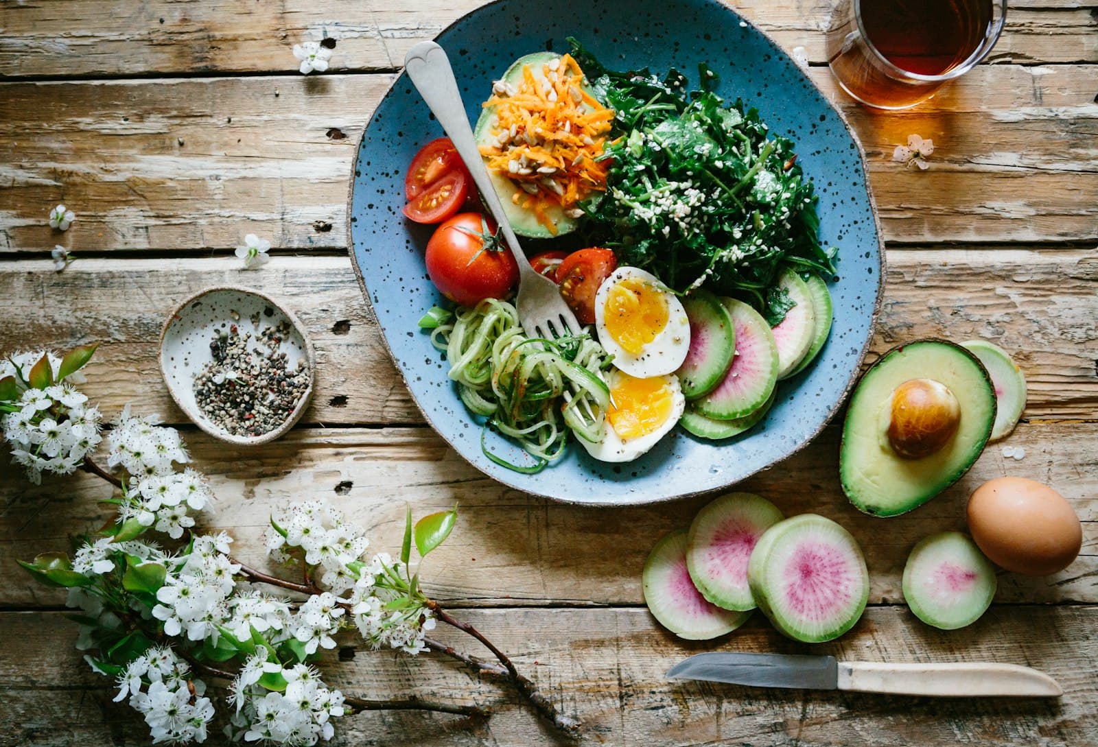 Plato de comida saludable preparada con vegetales frescos, granos y proteína